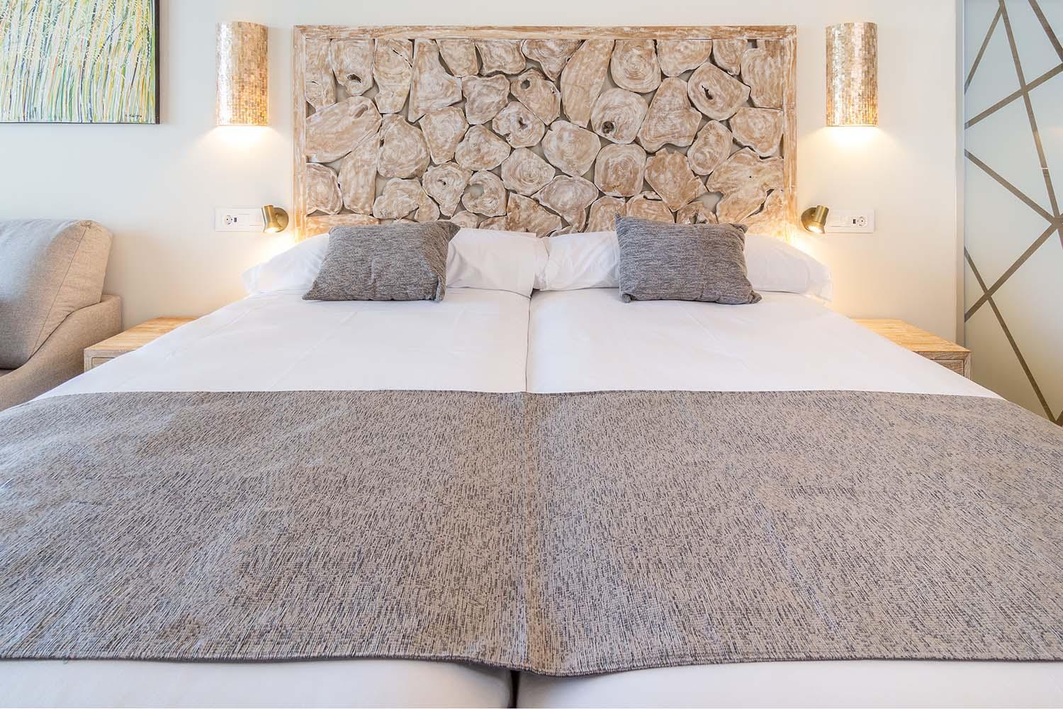 Zahara Beach & Spa By Qhotels - Adults Recommended Zahara de los Atunes Pokój zdjęcie A bed with a bed valance