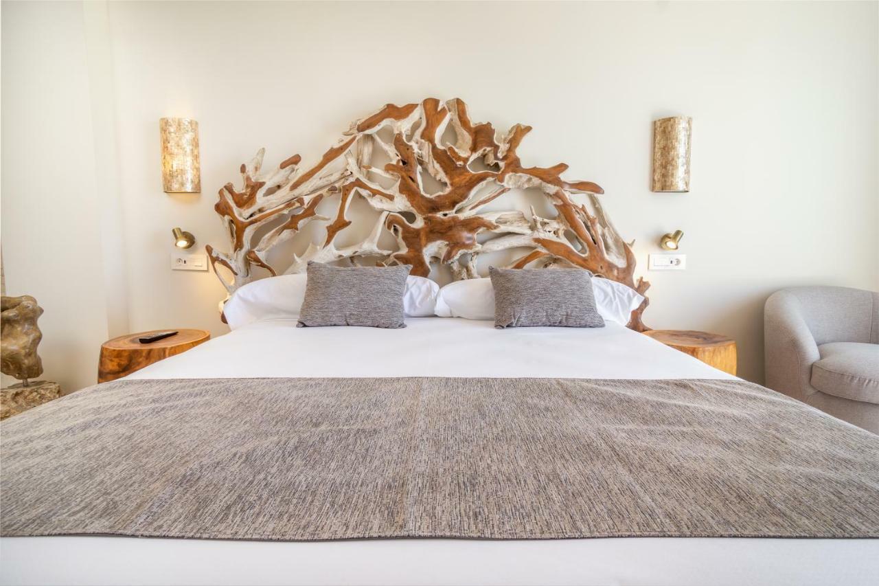 Zahara Beach & Spa By Qhotels - Adults Recommended Zahara de los Atunes Zewnętrze zdjęcie A bed with a wooden headboard